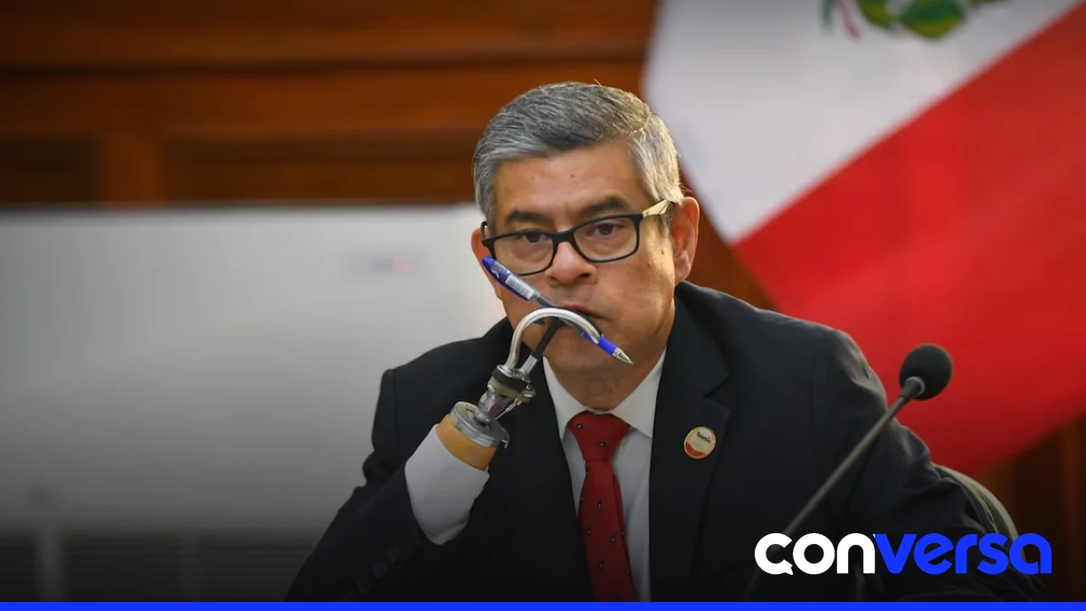 Luis Galarreta Velarde, presidente del Consejo de Ministros del Perú, en una reunión institucional.