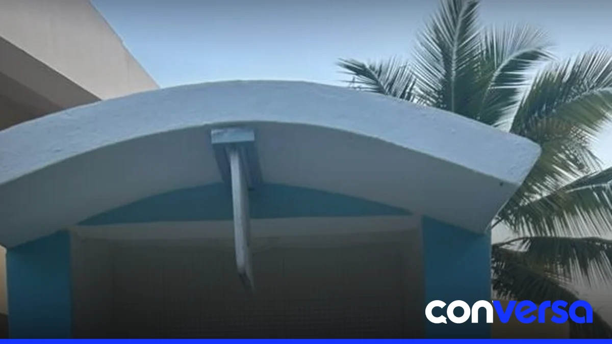 Huéspedes rellenan botellas de vidrio en estaciones de recarga en un hotel de Iberostar en Punta Cana.