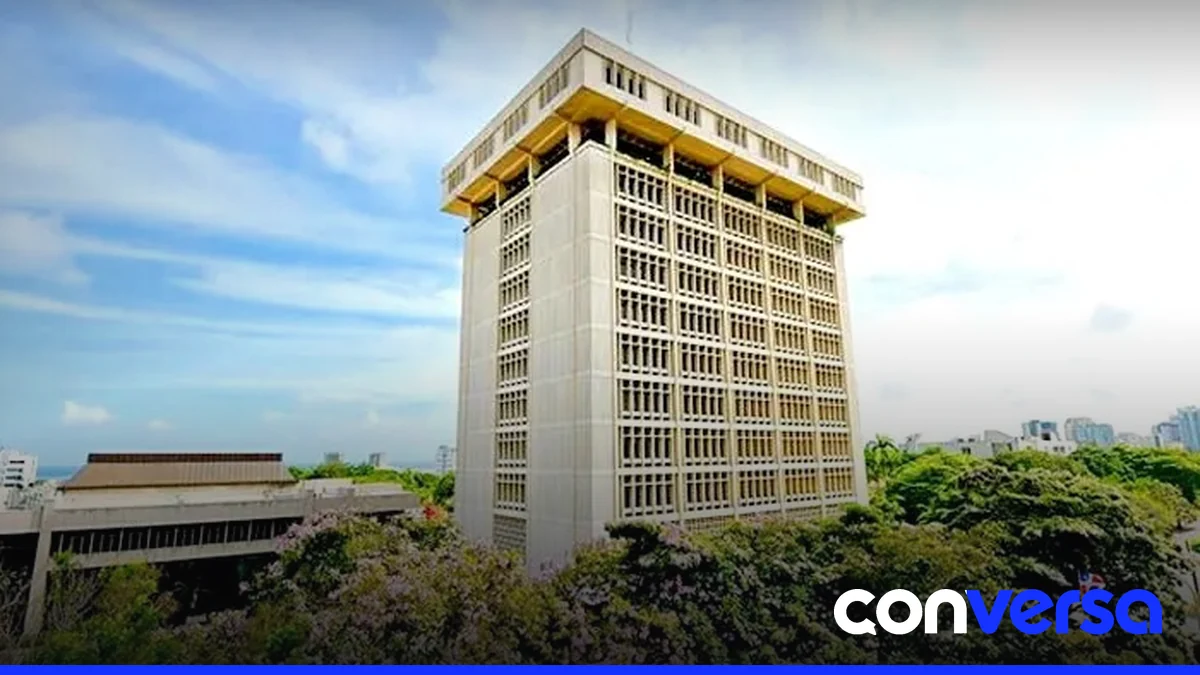 Imagen de un edificio bancario en Santo Domingo, República Dominicana.