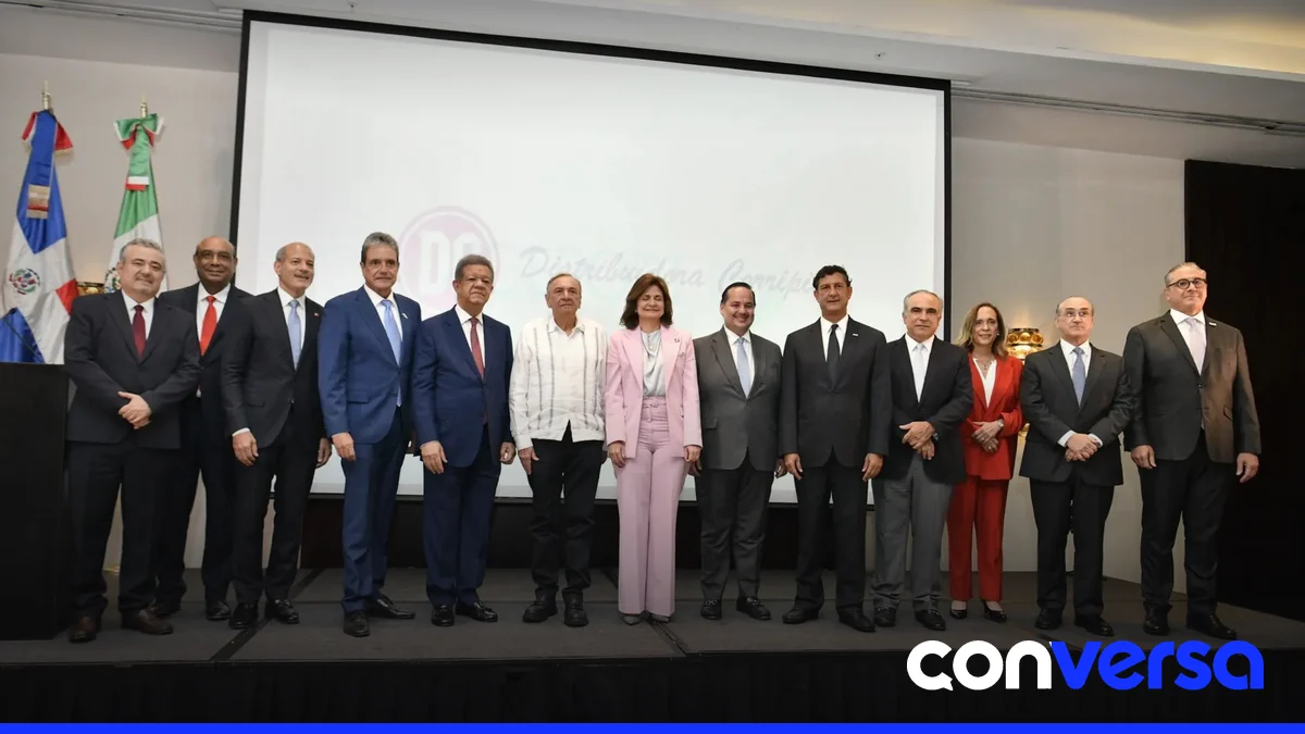 Manuel Estrella participa en una conferencia sobre desarrollo económico en República Dominicana.