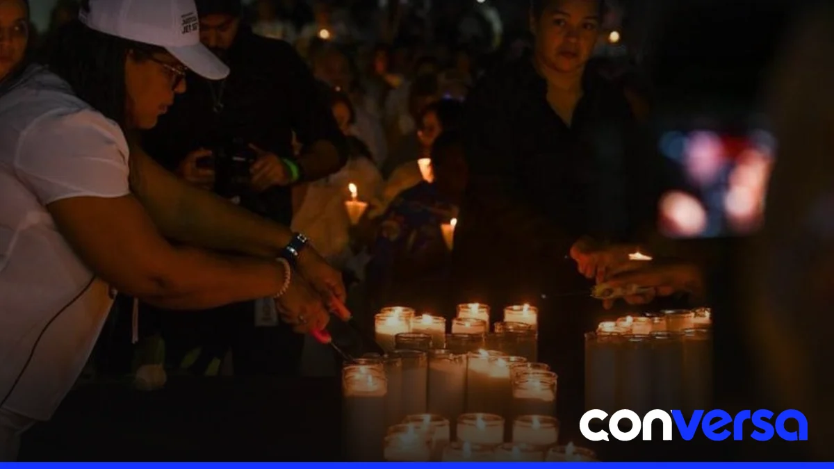 Familiares de víctimas y ciudadanos participan en una vigilia en el Palacio de Justicia de Ciudad Nueva.