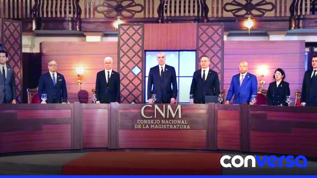 Luis Henry Molina durante su discurso en la ceremonia de graduación de abogados.