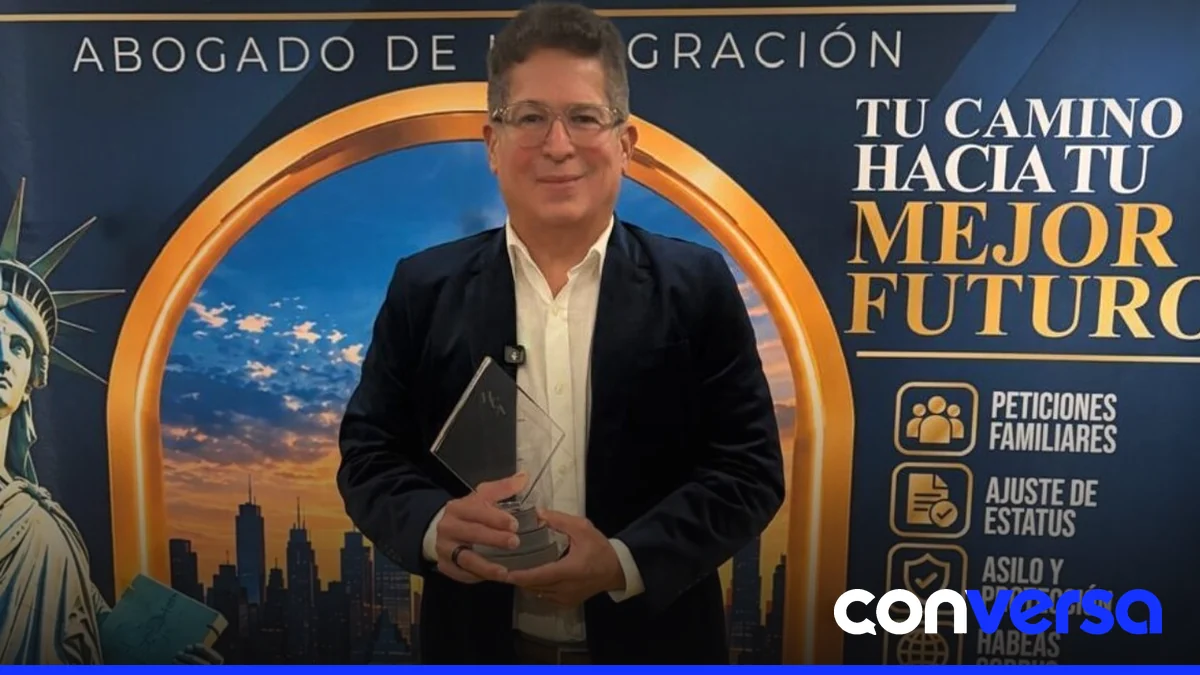 Iván Ruiz y el elenco de 'La familia Espejo' en una ceremonia en Miami.