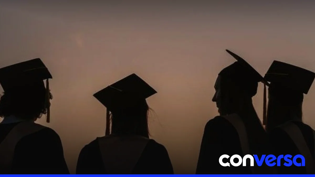 Estudiantes universitarios revisan documentos para postularse a becas.