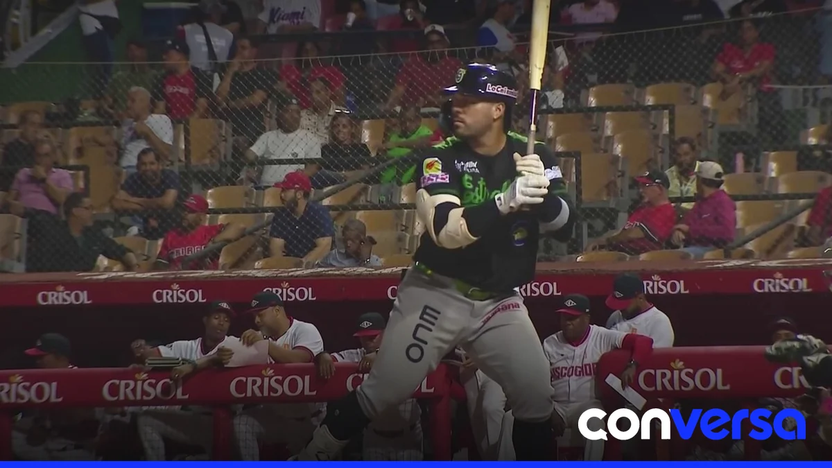 Leo Bernal en acción durante un partido en la Lidom.