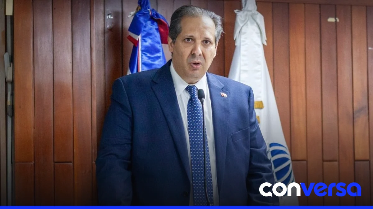 Ministro Víctor Atallah durante acto de entrega de galardones de la AIRD.