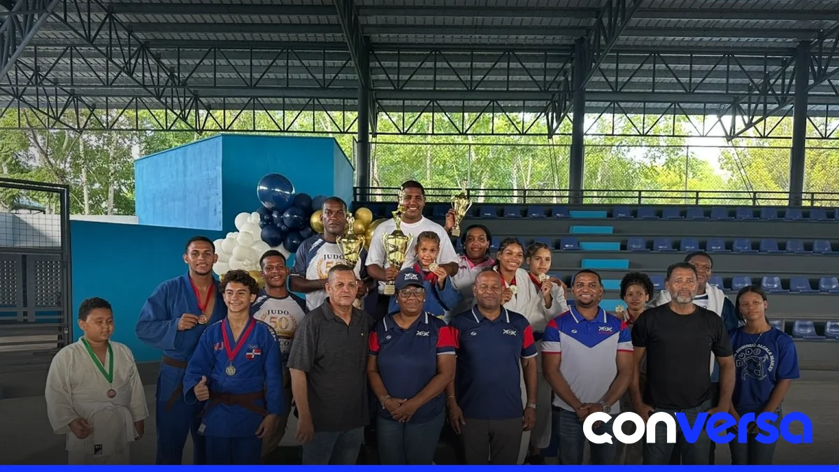 Atletas de la provincia Duarte celebran su victoria en la III Copa Domingo Germán Alcalá de judo.