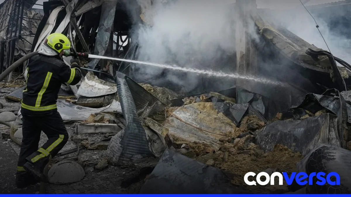Imagen de la capital ucraniana bajo bombardeo nocturno.