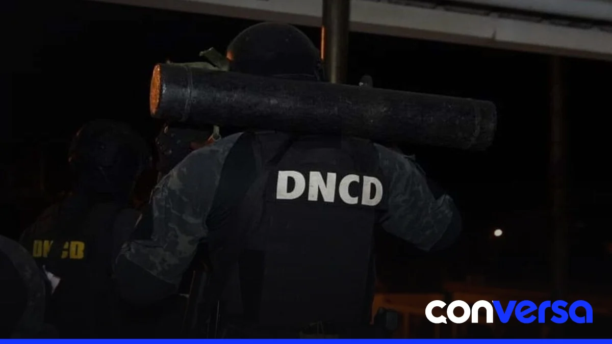 Foto de archivo de la policía nacional mostrando a agentes en operación en La Vega.