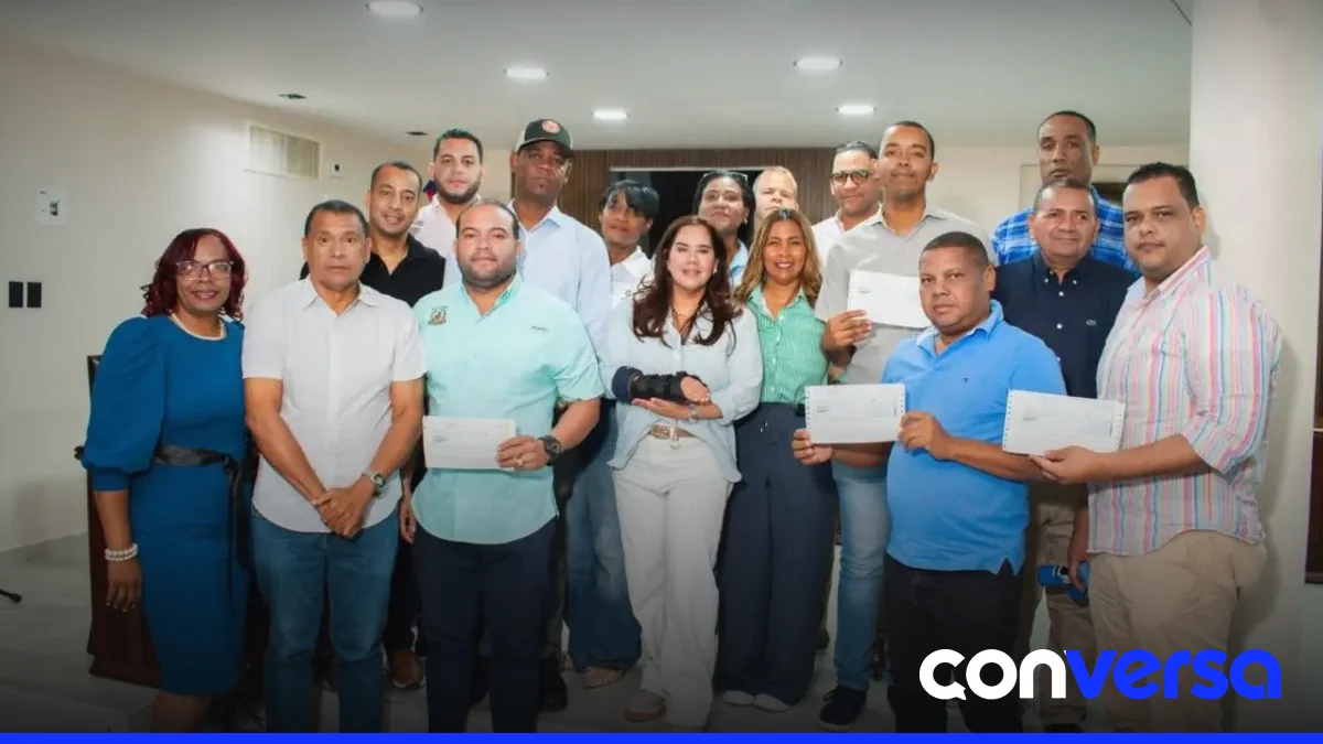 Alcaldesa Karina Aristy entrega cheques para la ejecución de obras en Higüey.