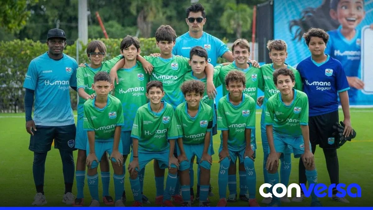 Jugadores y mascotas participan en la Copa Intercolegial de Fútbol en Santo Domingo.