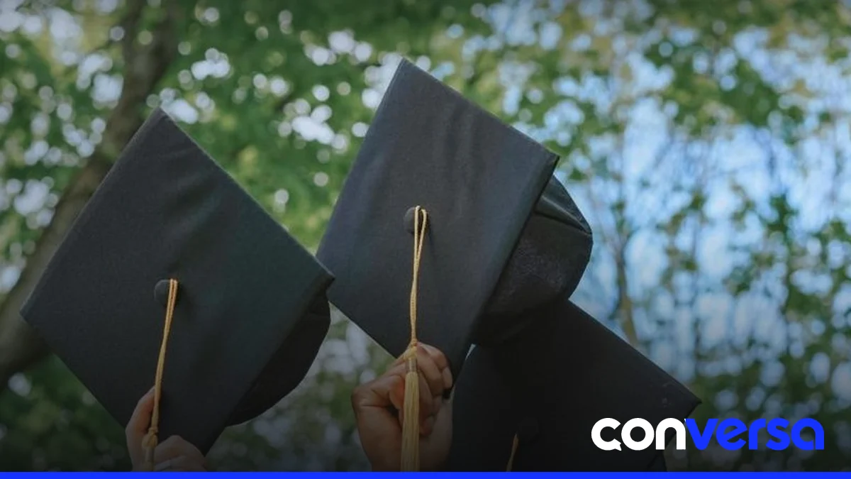 Estudiantes universitarios en una institución educativa dominicana.
