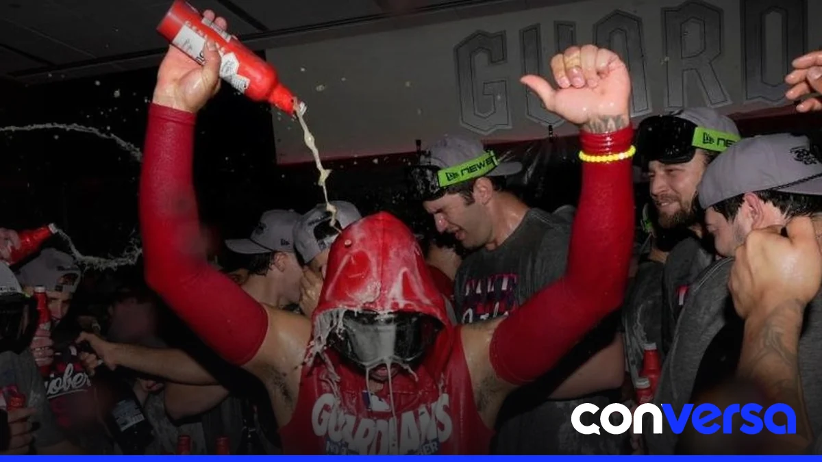 Jugadores de los Guardians celebran su victoria en el Progressive Field.