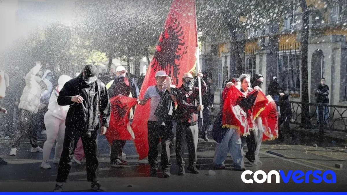 Manifestantes y policía en la capital albanesa durante las protestas.
