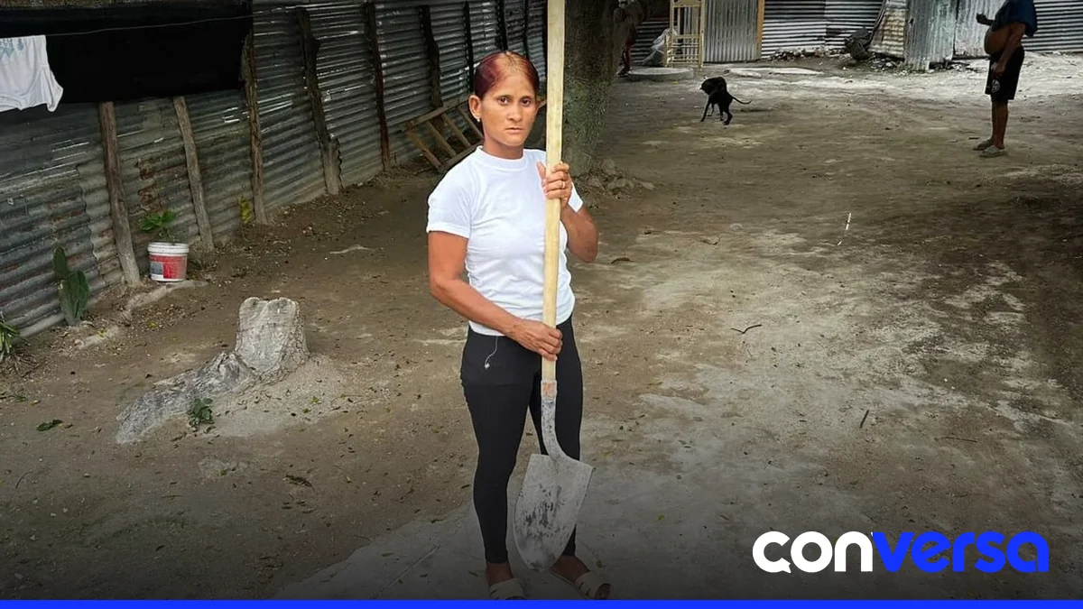 Agentes de la policía en una patrulla durante una intervención en Montecristi.
