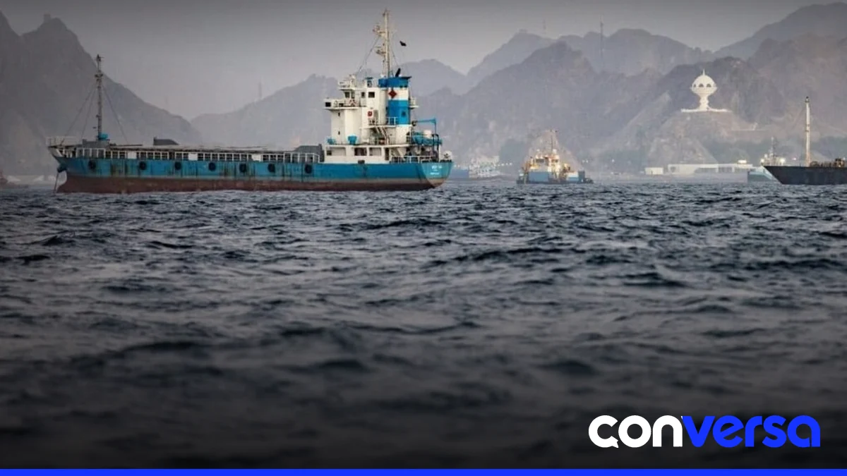 Un barco petrolero atraviesa el estrecho de Ormuz, zona de tensión en la región.