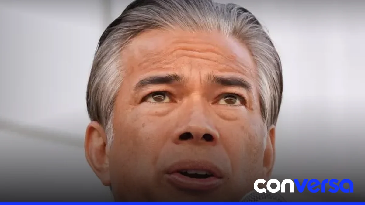 Funcionarios electorales de California revisan documentos relacionados con la demanda del gobierno federal.