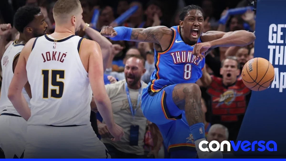 Jugadores de los Oklahoma City Thunder celebran su victoria en casa.