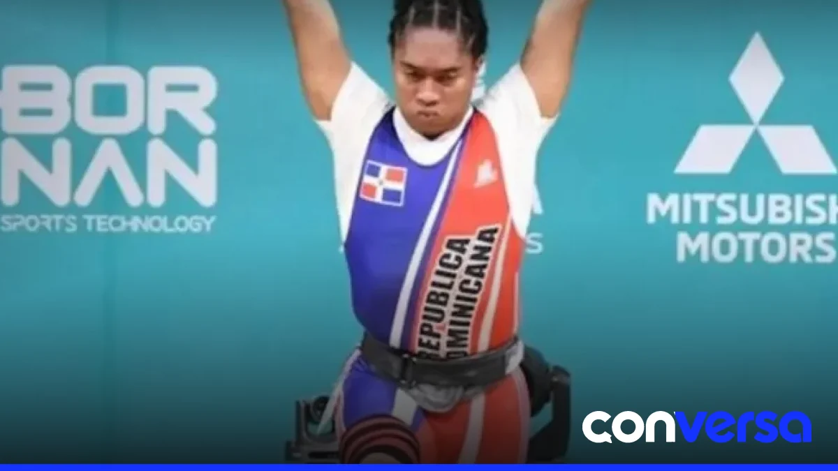 Yudelina Mejía en una competencia internacional de levantamiento de pesas.