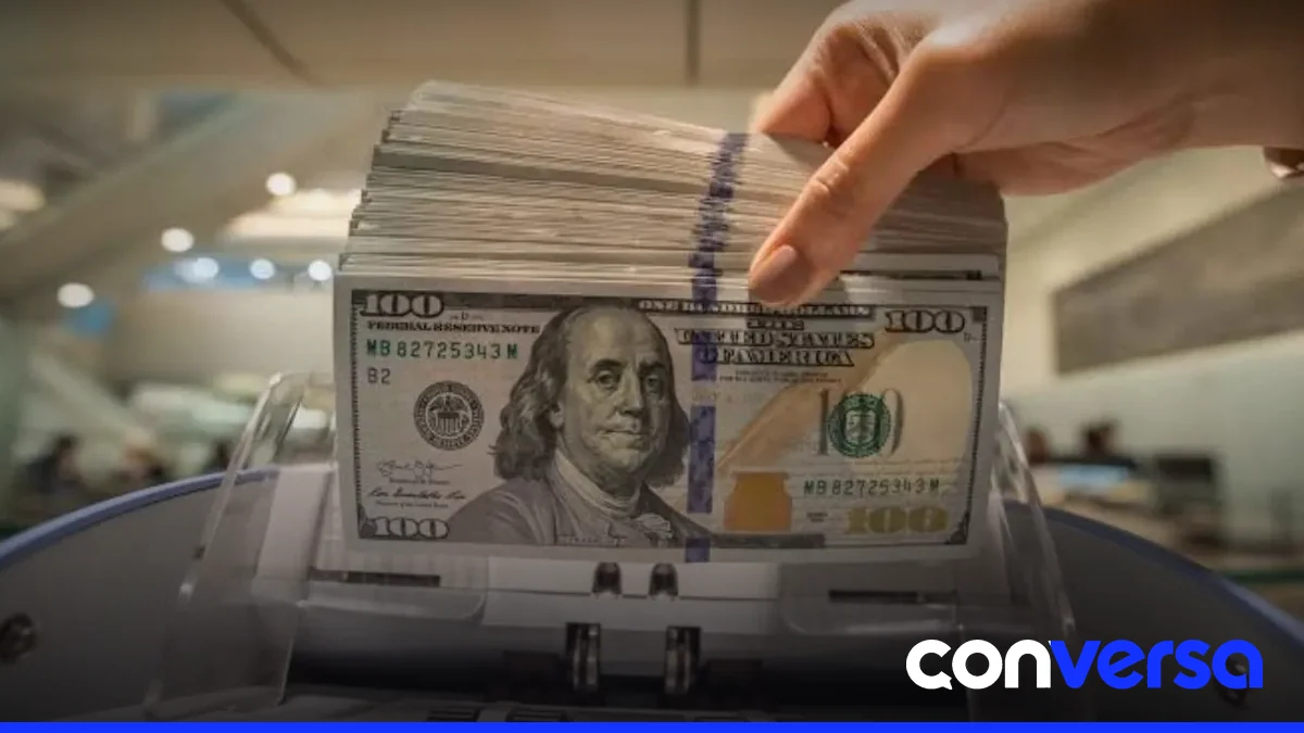 Monedero con billetes de dólar y pesos dominicanos en una oficina bancaria.