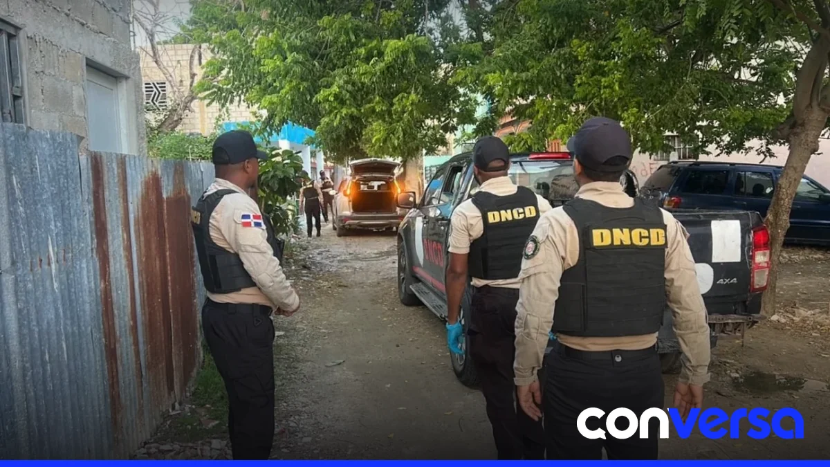 Agentes de la DNCD durante una operación en la ciudad de Santiago.