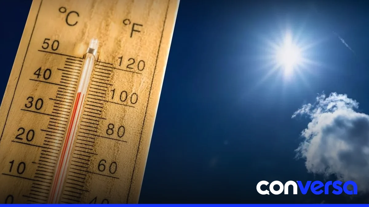 Personas en una calle expuestas al calor durante el mediodía.