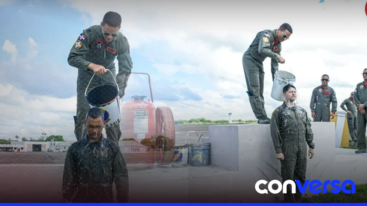 Oficiales de la Fuerza Aérea de la República Dominicana reciben la bienvenida tras completar sus primeros vuelos solo.