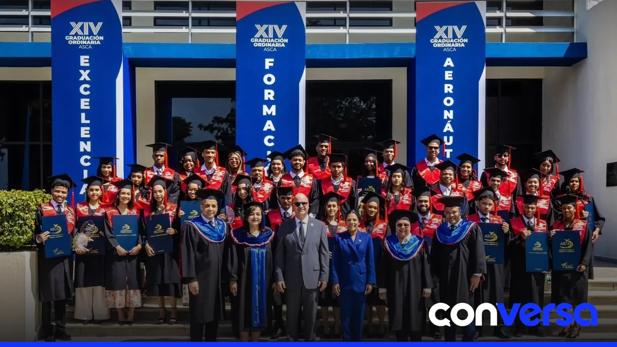 Graduandos de la Academia Superior de Ciencias Aeronáuticas (ASCA) del IDAC durante la ceremonia de graduación.