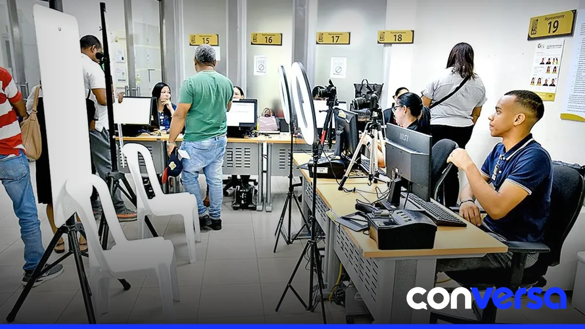 Personal de la JCE realiza el proceso de cambio de cédula en un centro de atención.
