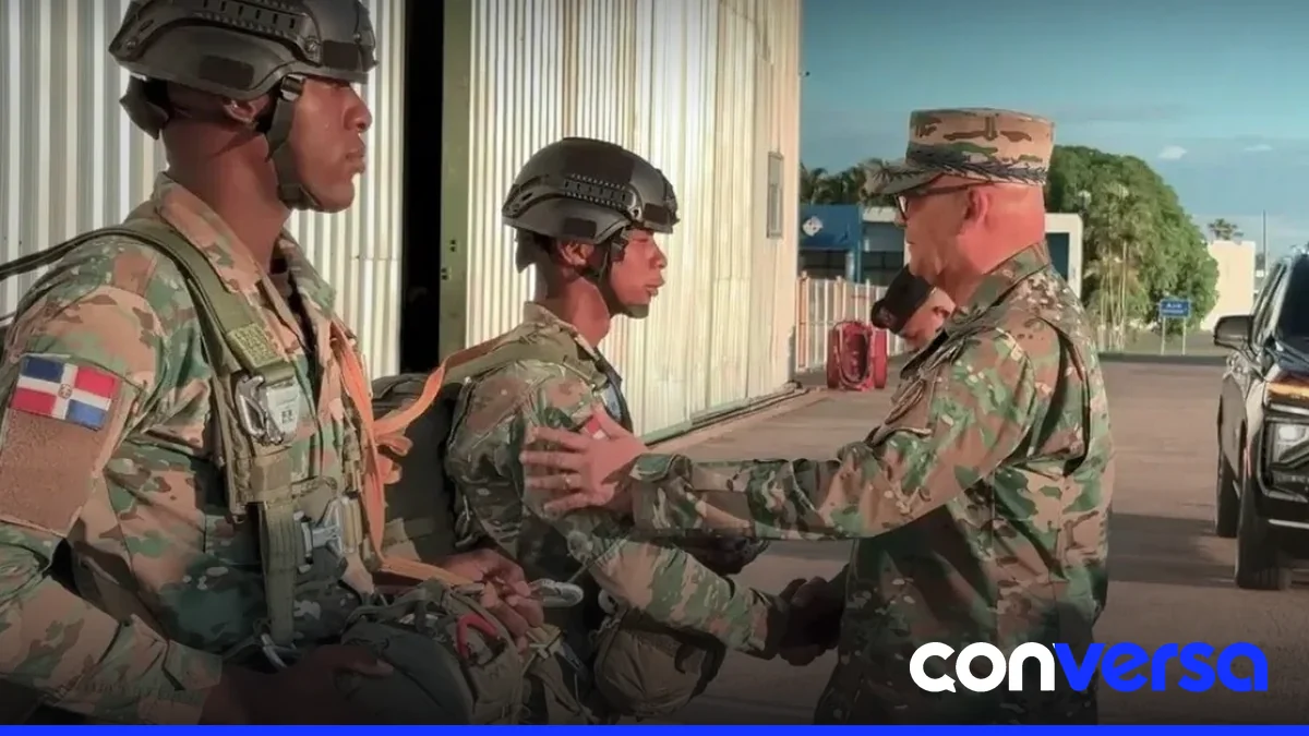Oficiales y alistados de la Fuerza Aérea Dominicana realizan salto de paracaidismo durante el curso final.