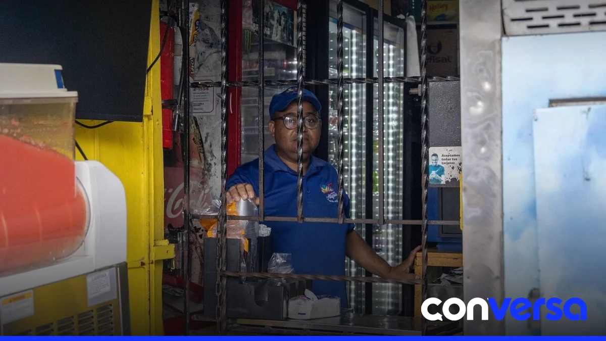 Comerciante protege su negocio con rejas y cámaras en el barrio de Los Jardines del Norte.