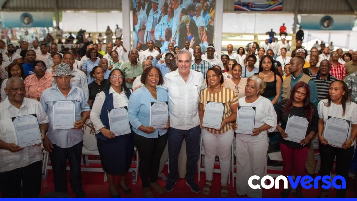 Presidente Luis Abinader entrega títulos de propiedad a residentes de Villa Altagracia.