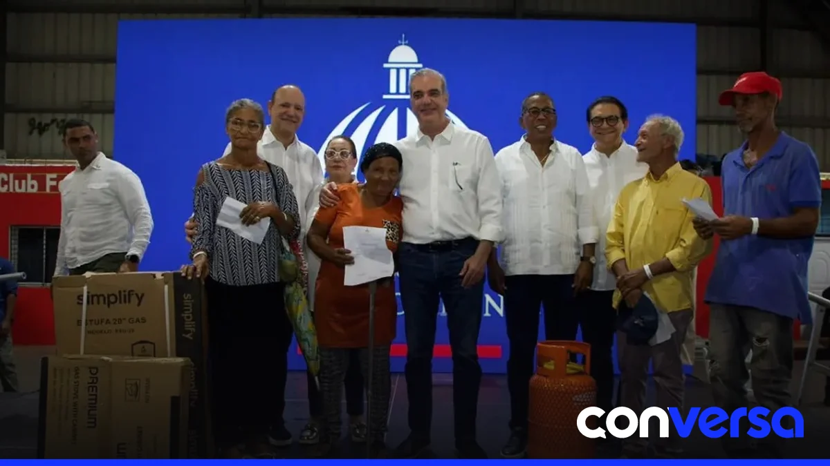 Familias beneficiarias del programa 'Cambio de Fogones por Estufas' en Santiago de los Caballeros.