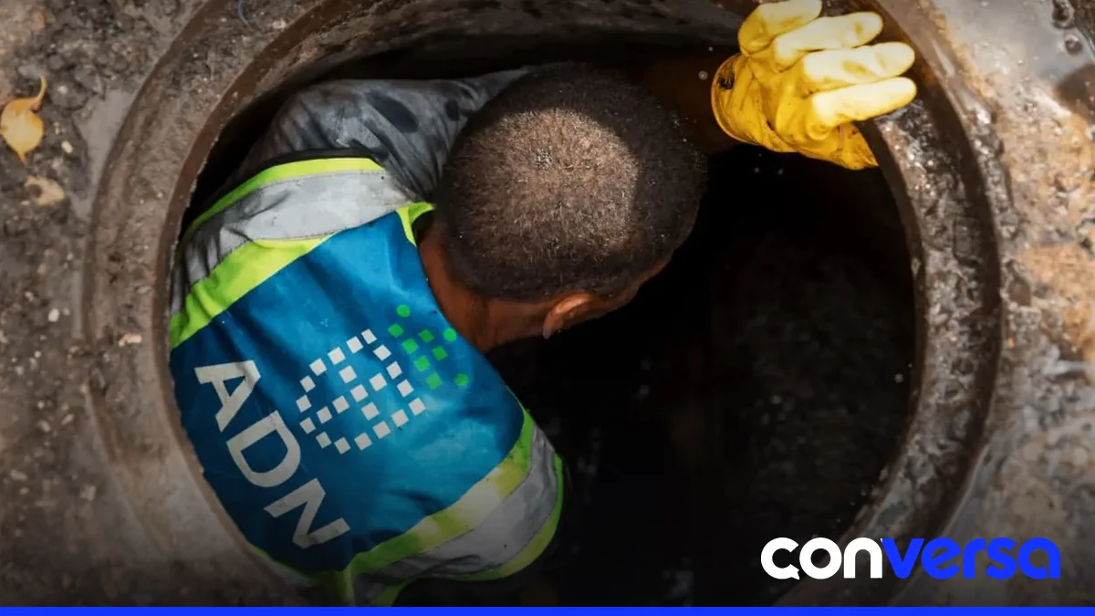 Imagen de trabajos de mantenimiento en el sistema de drenaje en el Distrito Nacional.