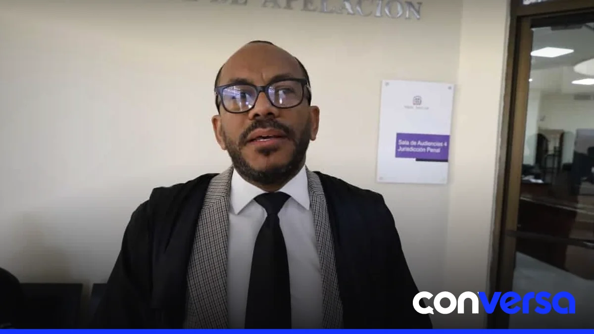 Foto ilustrativa de un juzgado y la presencia de abogados.