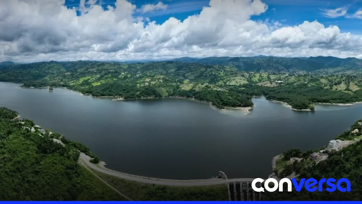 Imagen de un embalse con nivel de agua reducido.