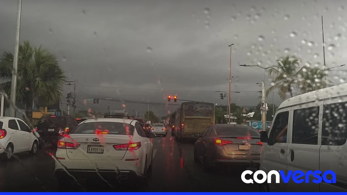 Imagen de un cielo nublado con tormenta eléctrica.