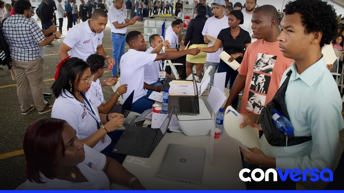 Jóvenes participan en una feria de empleo organizada por el Ministerio de la Juventud.
