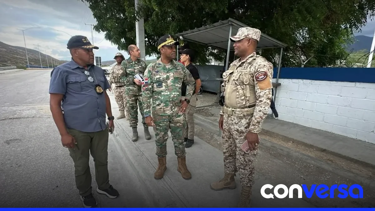 Personal de la DGM realiza supervisión en una zona fronteriza.