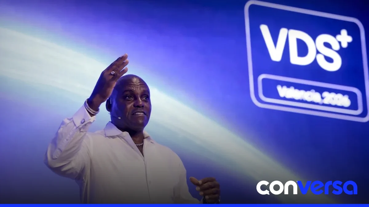 Carl Lewis habla durante una conferencia en el VDS 2026 en València.
