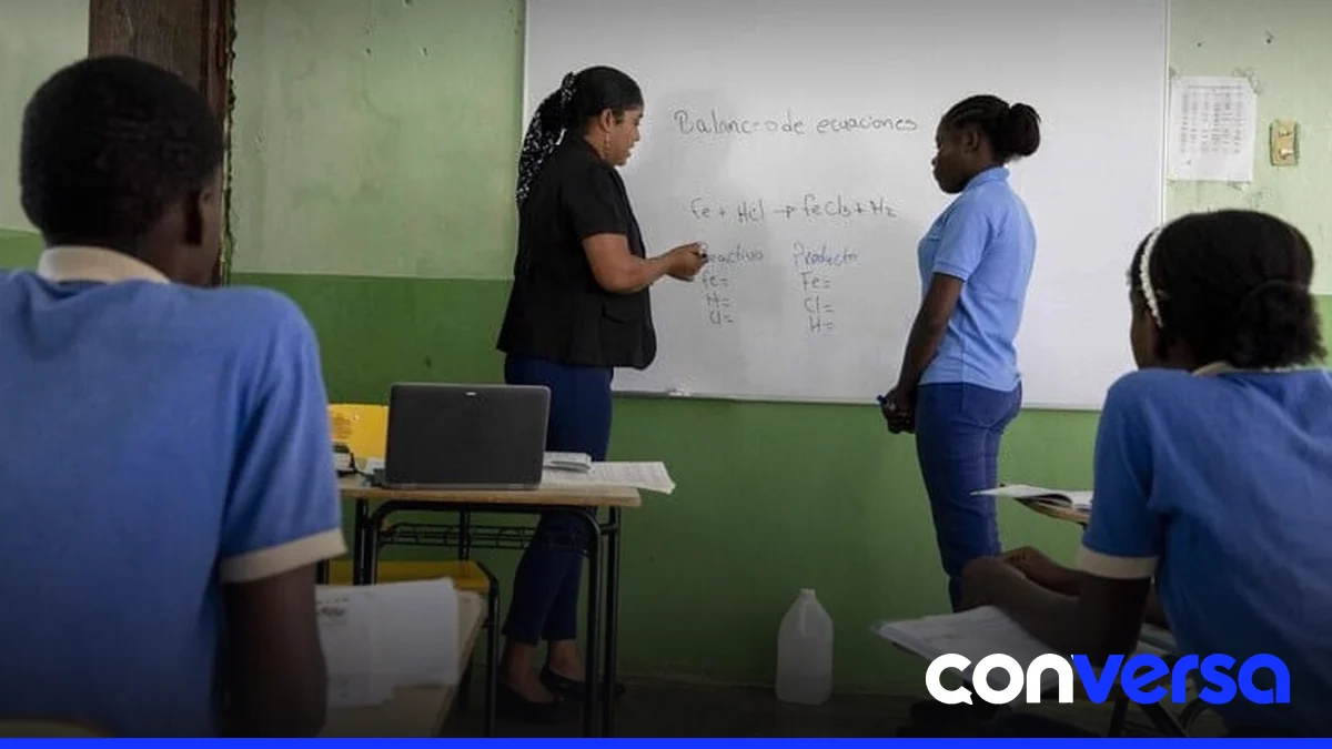 Docentes participan en una evaluación de desempeño en una escuela pública.