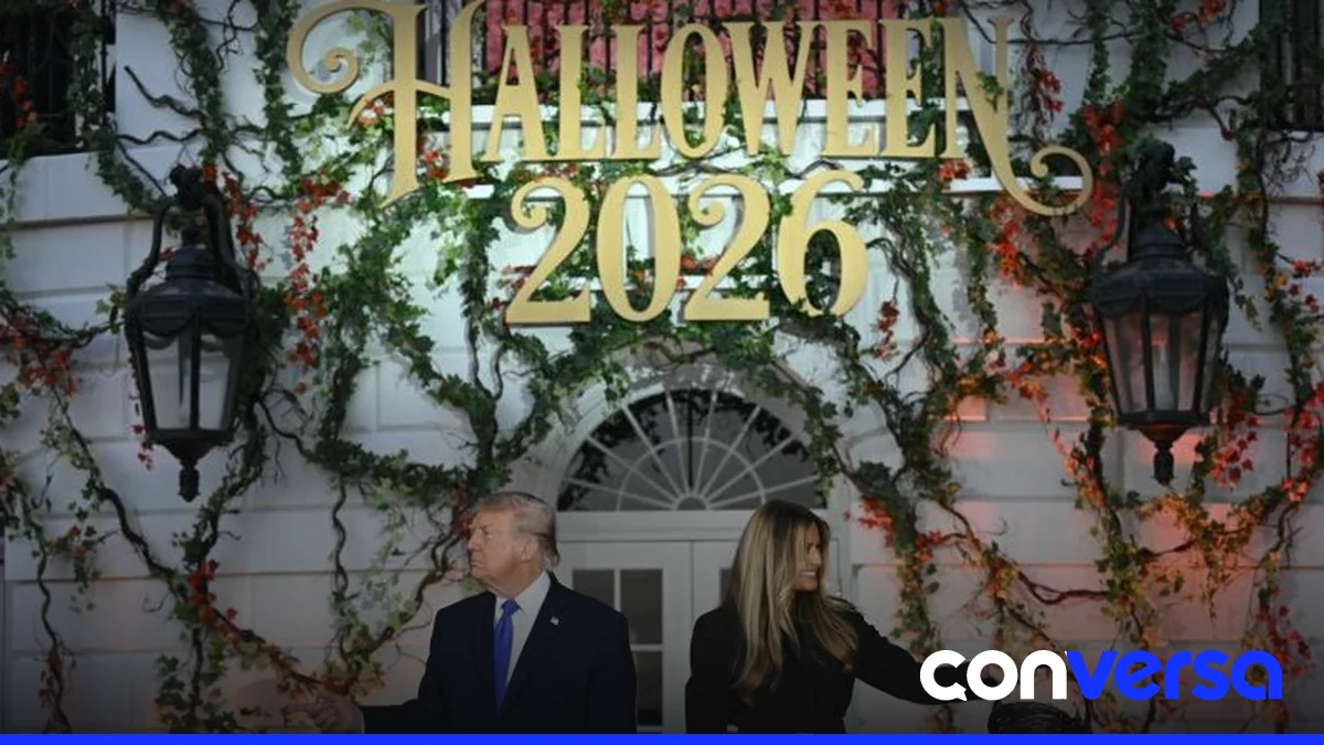 Imagen de la Casa Blanca decorada para Halloween con calabazas y luces.