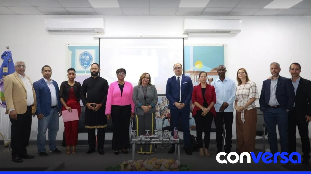 Estudiantes de la UASD participan en un panel sobre el impacto de la inteligencia artificial en la educación superior.