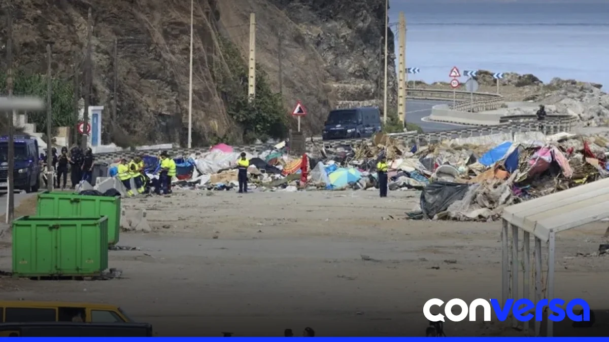 Imagen de Ceuta mostrando la zona portuaria y la presencia de migrantes en la ciudad.