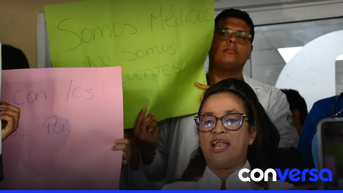 Médicos en consulta en el Hospital Infantil Dr. Robert Reid Cabral.