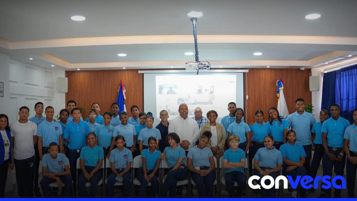 Estudiantes y docentes participan en la juramentación de los 99 clubes STEAM en la Regional 15 del Minerd.