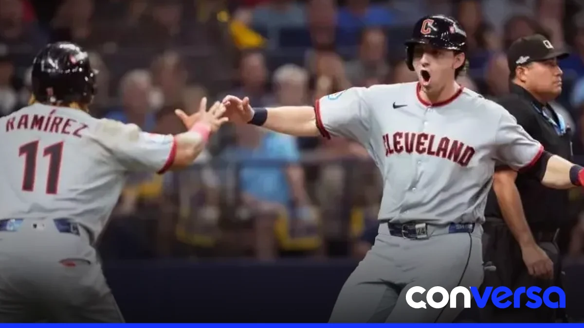 Jugadores de los Guardianes celebran la victoria en el Juego 1 de la Serie de Campeonato.