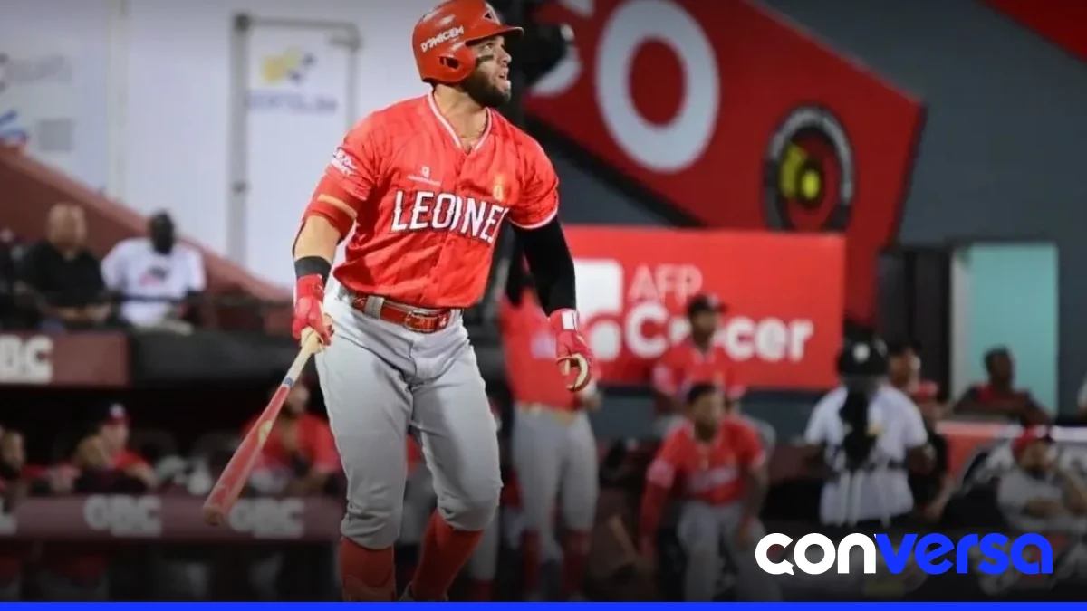 Jugadores de los Leones del Escogido celebran su victoria en el estadio Julián Javier.