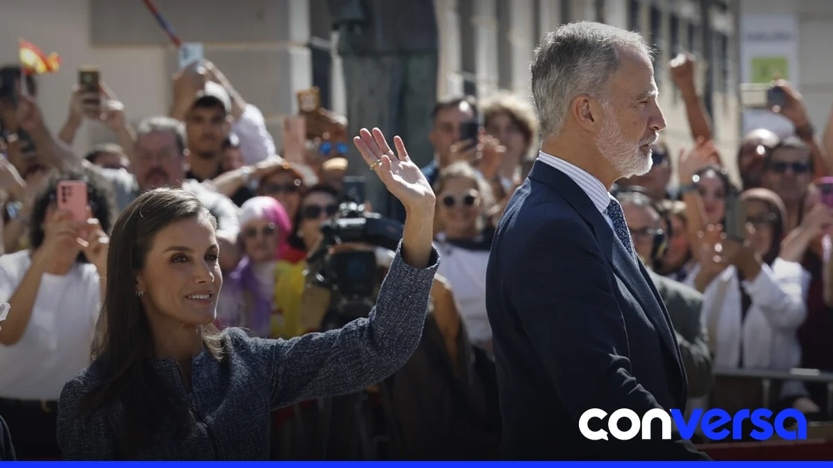 Fotografía de la llegada de los reyes de España a Ceuta, recibidos por la población.