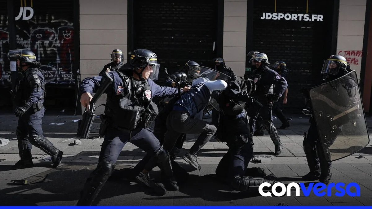 Manifestantes se enfrentan con la policía en París durante protestas contra altos precios.